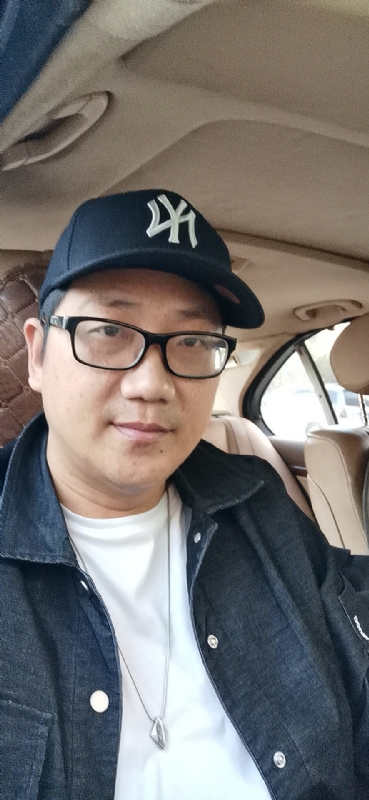 拥抱幸福的第一张照片--石狮中老年相亲网